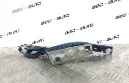 Петля капота левая для Peugeot 308 2010 года на фотографиях