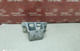 Кронштейн переднего бампера правый для Toyota RAV4 2009 года на фотографиях