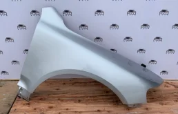 Крыло правое для Volkswagen Touareg 2002 года на фотографиях