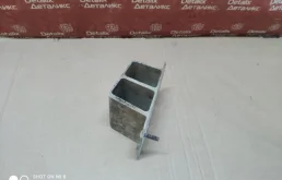 Кронштейн переднего бампера правый для Toyota RAV4 2009 года на фотографиях