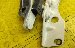 Петля капота левая для Mercedes-Benz S class 2011 года на фотографиях