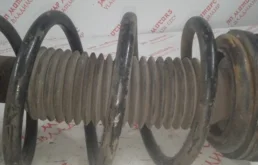 Амортизатор передний левый для Nissan Qashqai 2012 года на фотографиях