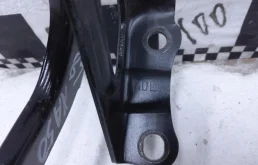 Петля капота левая для Toyota RAV4 2024 года на фотографиях