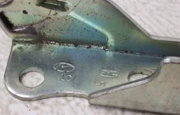 Петля капота левая для Hyundai Accent 2002 года на фотографиях