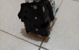 Уплотнитель передней правой двери для Audi A4 2011 года на фотографиях