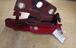 Петля капота правая для Volkswagen Passat 2008 года на фотографиях