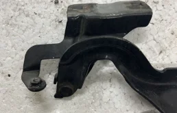 Петля капота левая для Nissan Almera 2017 года на фотографиях