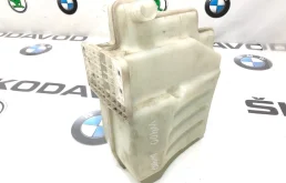 Бачок стеклоомывателя передний для Skoda Octavia 2010 года на фотографиях