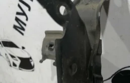 Кронштейн замка капота для Toyota RAV4 на фотографиях