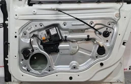 Дверь передняя правая для Volvo S40 1996 года на фотографиях