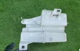 Бачок омывателя для Toyota RAV4 2017 года на фотографиях