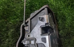 Уплотнитель передней правой двери для BMW 5er 2015 года на фотографиях