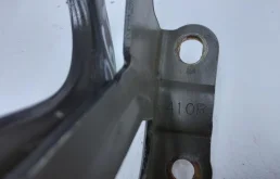 Петля капота правая для Toyota RAV4 на фотографиях