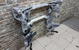 Подрамник двигателя для BMW 5er 2021 года на фотографиях