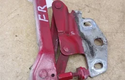 Петля капота правая для Volkswagen Passat 2008 года на фотографиях