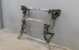 Подрамник двигателя для BMW 5er 2021 года на фотографиях