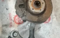 Кулак поворотный левый для Audi A4 2001 года на фотографиях