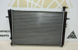 Радиатор охлаждения ДВС для Hyundai Tucson 2005 года на фотографиях