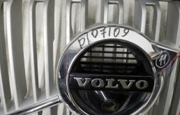 Решетка переднего бампера для Volvo XC90 2017 года на фотографиях