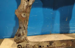 Подрамник двигателя для Nissan X-Trail 2011 года на фотографиях