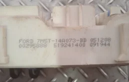 Блок предохранителей салона для Ford Focus 2011 года на фотографиях