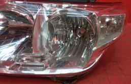 Фара левая для Toyota Land Cruiser 2010 года на фотографиях