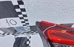 Фонарь внутренний левый для Nissan Qashqai 2010 года на фотографиях