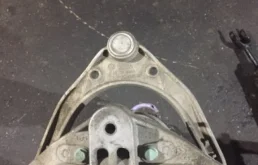 Рычаг передний левый верхний для Volkswagen Touareg 2008 года на фотографиях