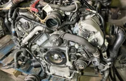 Двигатель без навесного для Porsche Macan 2023 года на фотографиях