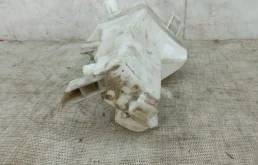 Бачок стеклоомывателя передний для Nissan X-Trail 2022 года на фотографиях