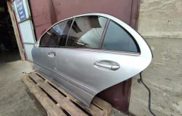 Стекла и зеркала для Mercedes-Benz C class 2004 года на фотографиях