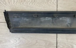 Молдинг двери передний правый для Volkswagen Touareg 2006 года на фотографиях