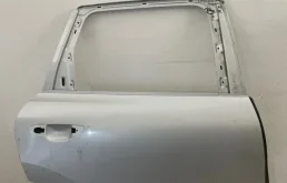 Дверь задняя правая для Volkswagen Touareg 2015 года на фотографиях