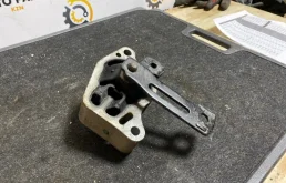 Опора двигателя передняя левая нижняя для Nissan Teana 2010 года на фотографиях