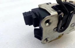 Уплотнитель передней правой двери для Renault Duster 2014 года на фотографиях