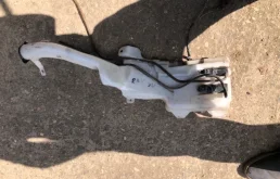 Бачок стеклоомывателя передний для Toyota RAV4 2003 года на фотографиях