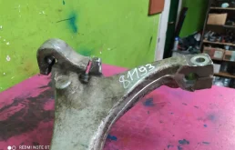 Кулак поворотный левый для Audi A6 2001 года на фотографиях