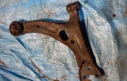 Рычаг передний левый нижний для Toyota Avensis на фотографиях