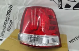 Фонарь правый для Toyota Land Cruiser 2008 года на фотографиях