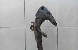 Подрамник двигателя для Audi A6 2012 года на фотографиях