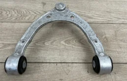 Рычаг передний левый верхний для Volkswagen Touareg 2008 года на фотографиях