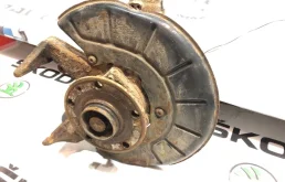 Кулак поворотный левый для Skoda Octavia 2006 года на фотографиях