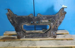 Подрамник двигателя для Nissan X-Trail 2004 года на фотографиях