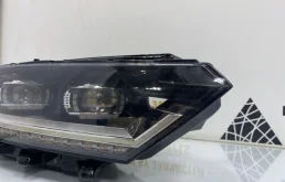 Фара ксенон левая для Volkswagen Passat 2015 года на фотографиях