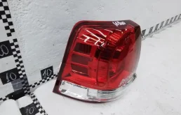 Фонарь внешний левый для Toyota Land Cruiser 2008 года на фотографиях