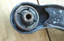 Рычаг передний левый верхний для Suzuki Grand Vitara 2006 года на фотографиях