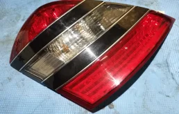 Фонарь левый для Mercedes-Benz S class 2005 года на фотографиях