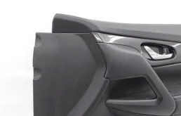 Уплотнитель передней правой двери для Nissan X-Trail 2022 года на фотографиях