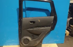 Накладка на дверь задняя правая для Nissan Qashqai 2008 года на фотографиях