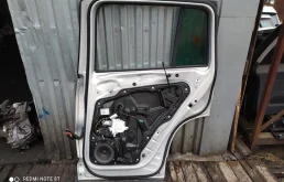 Накладка на дверь задняя правая для Volkswagen Tiguan 2009 года на фотографиях